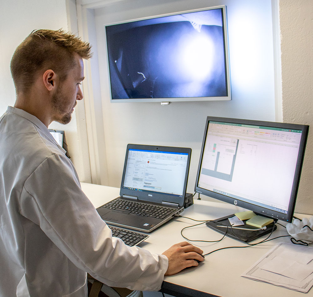 jakob_lyslab_ved_comp_1000px_w Jacob working in the light lab
